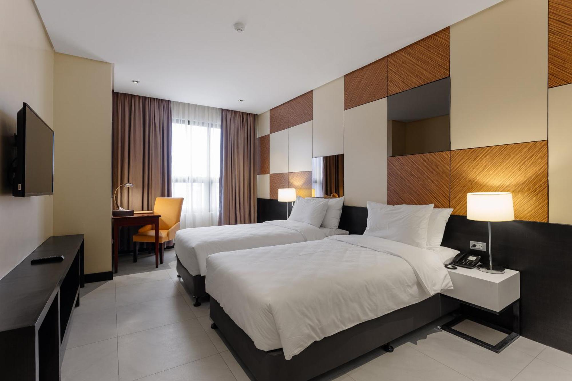 Summit Hotel טקלובן מראה חיצוני תמונה