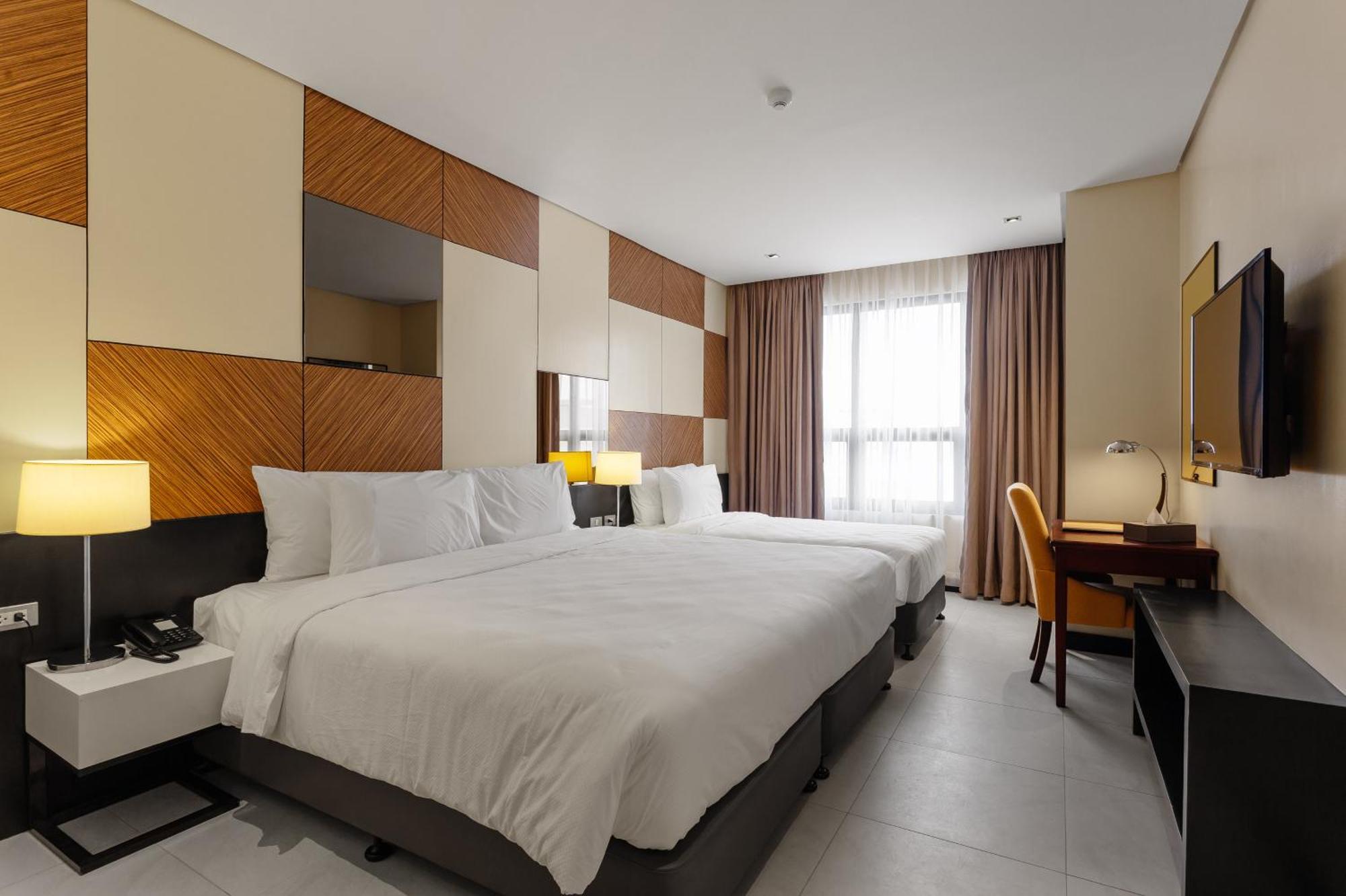 Summit Hotel טקלובן מראה חיצוני תמונה