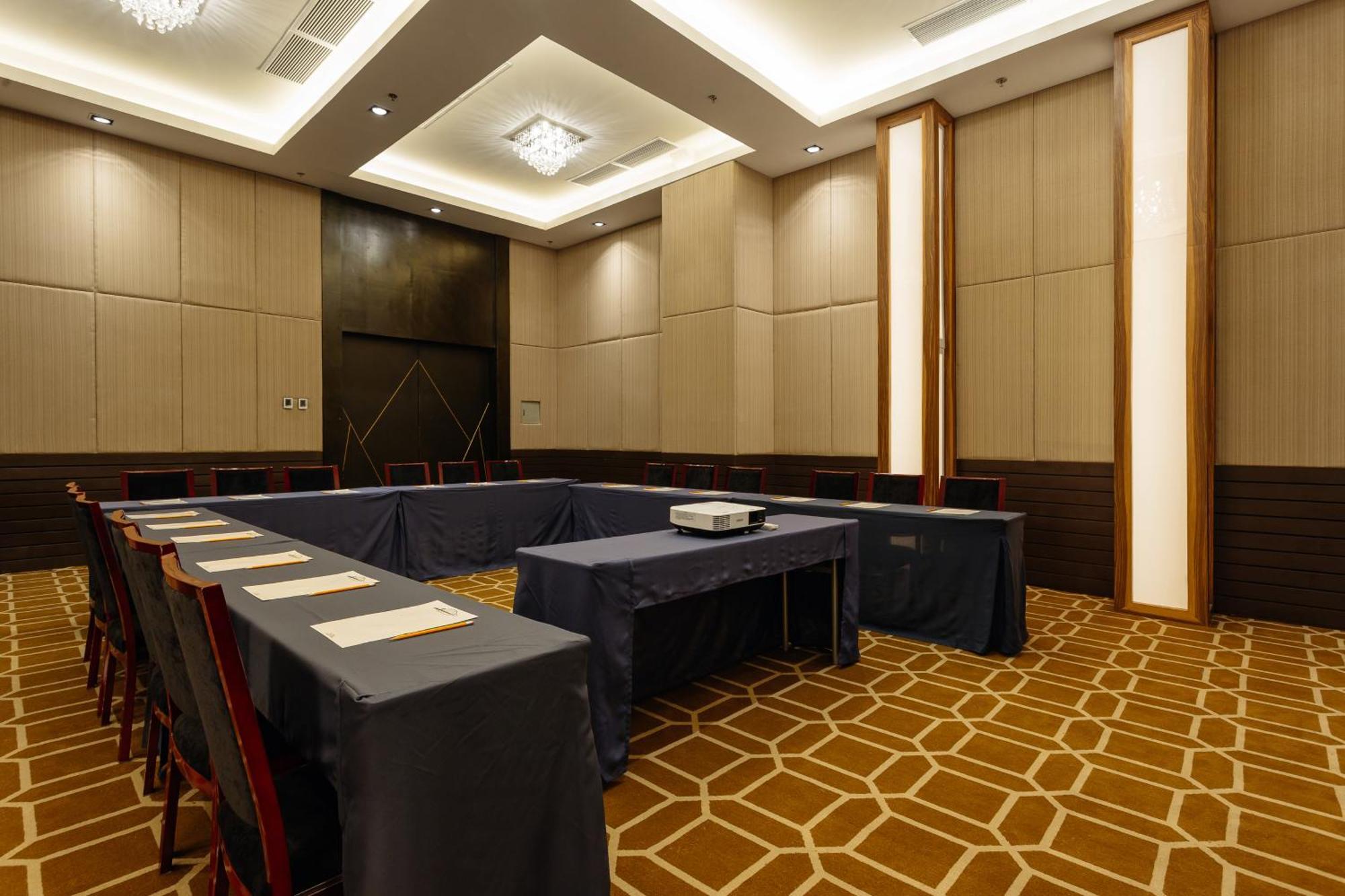 Summit Hotel טקלובן מראה חיצוני תמונה
