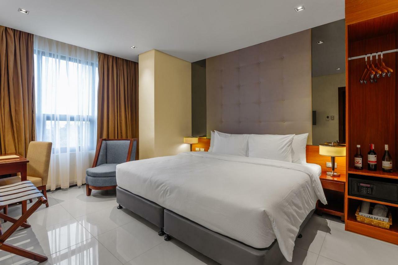 Summit Hotel טקלובן מראה חיצוני תמונה