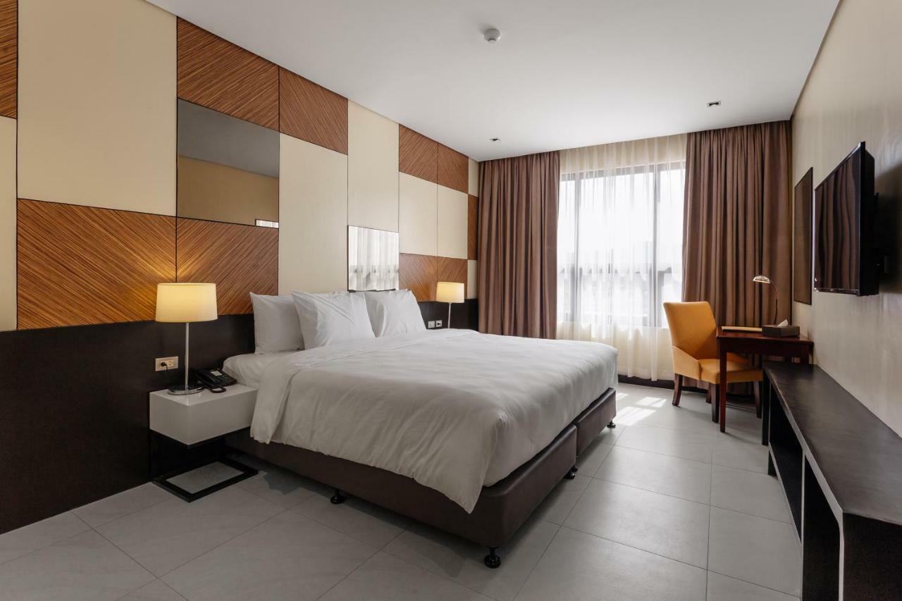 Summit Hotel טקלובן מראה חיצוני תמונה