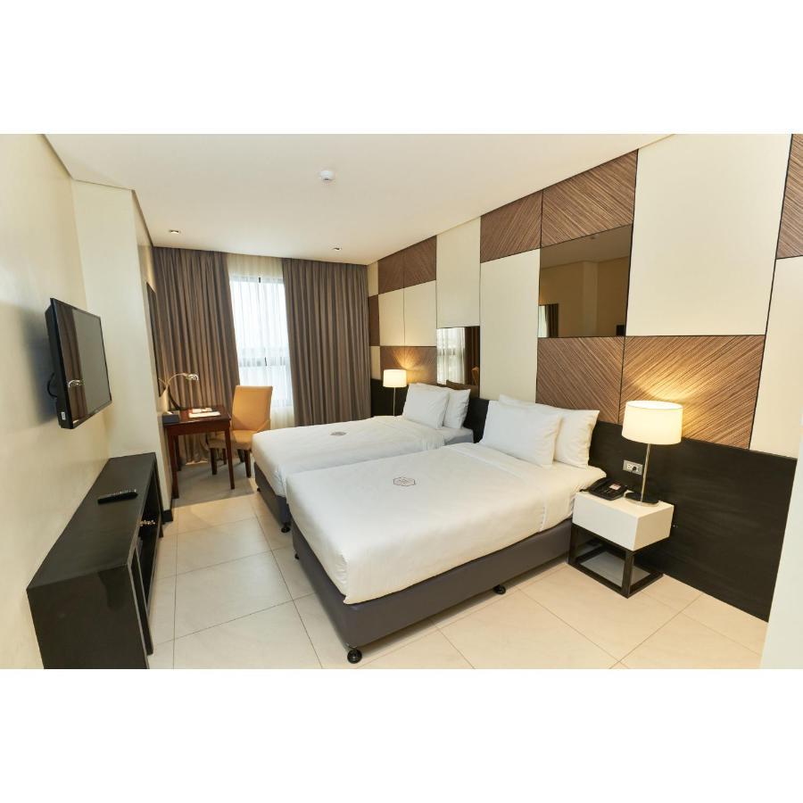 Summit Hotel טקלובן מראה חיצוני תמונה
