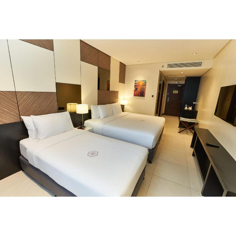 Summit Hotel טקלובן מראה חיצוני תמונה