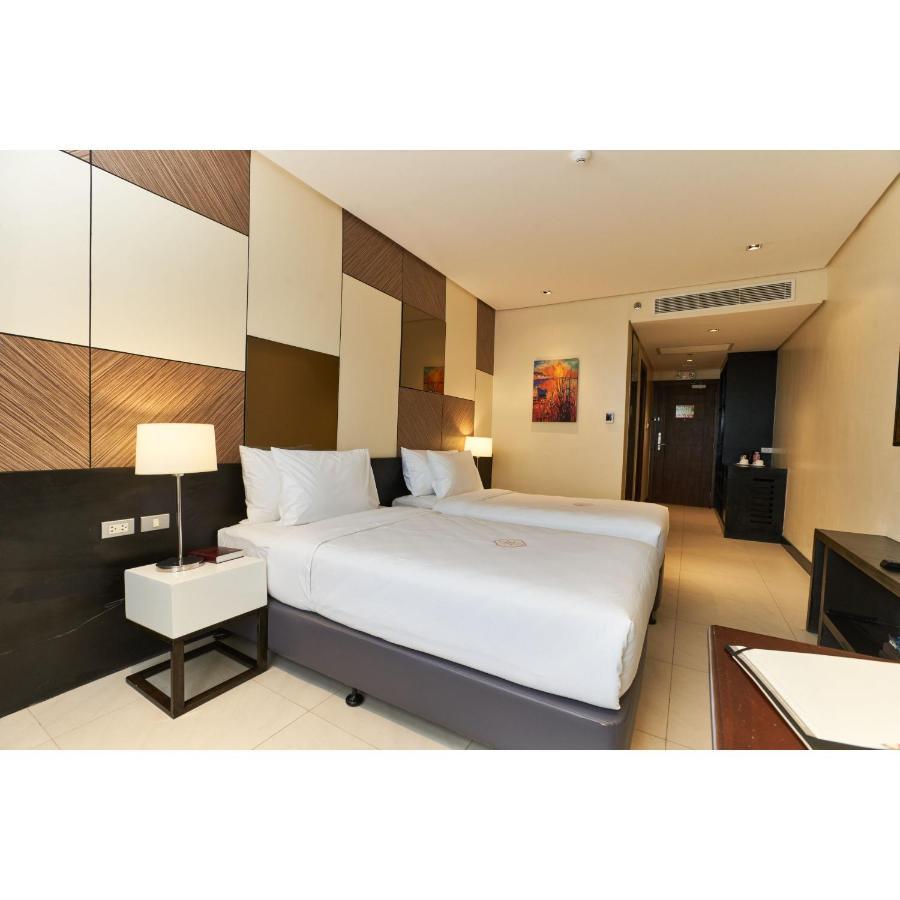 Summit Hotel טקלובן מראה חיצוני תמונה