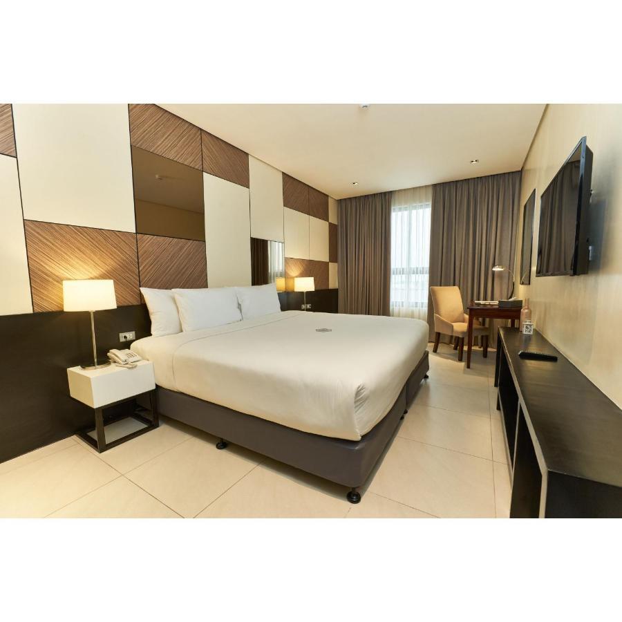 Summit Hotel טקלובן מראה חיצוני תמונה
